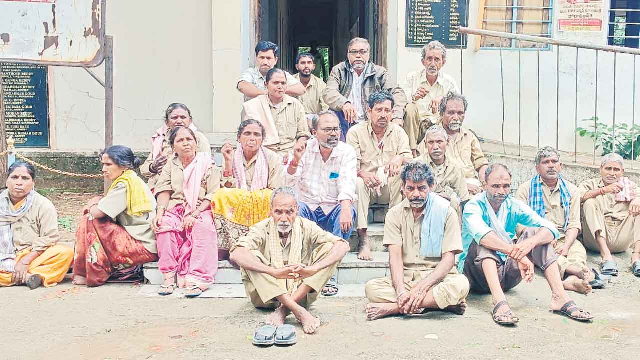 వేతనాలు చెల్లించాలని జీపీ కార్మికుల ధర్నా