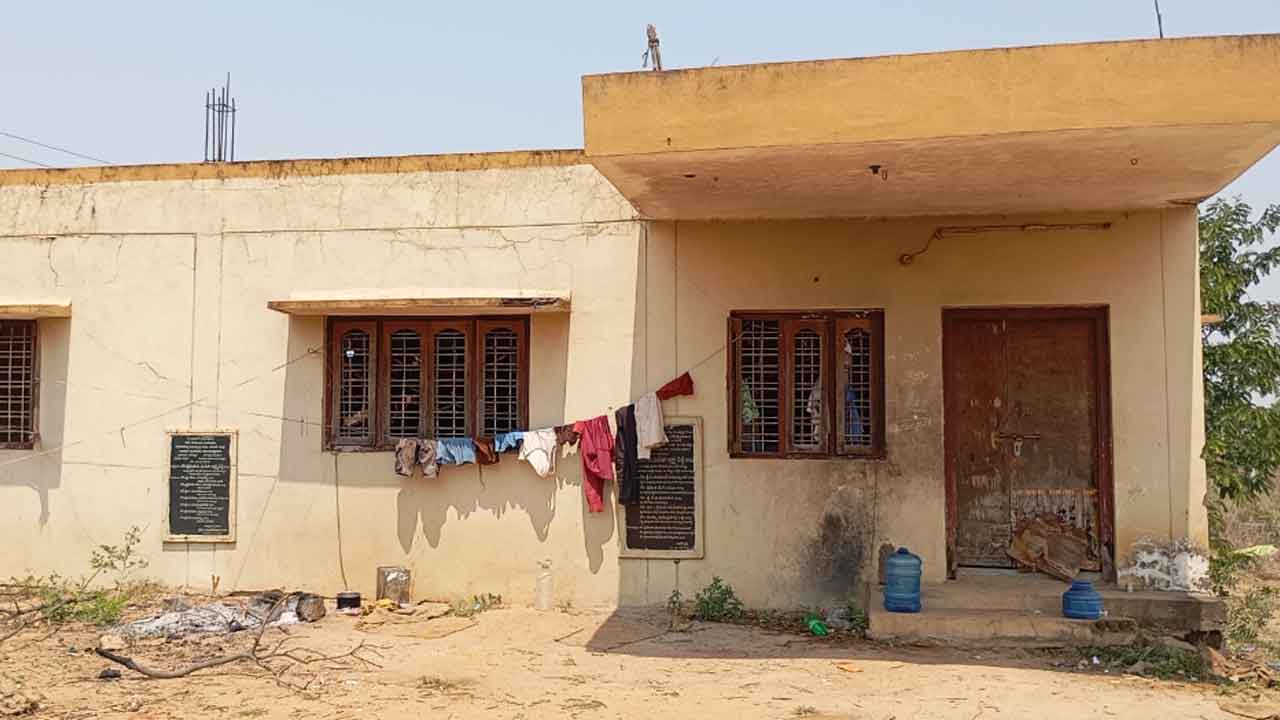 Hatmura | అలంకార ప్రాయంగా అతిథిగృహం భవనం.. లక్షల రూపాయల ప్రజాధనం వృథా