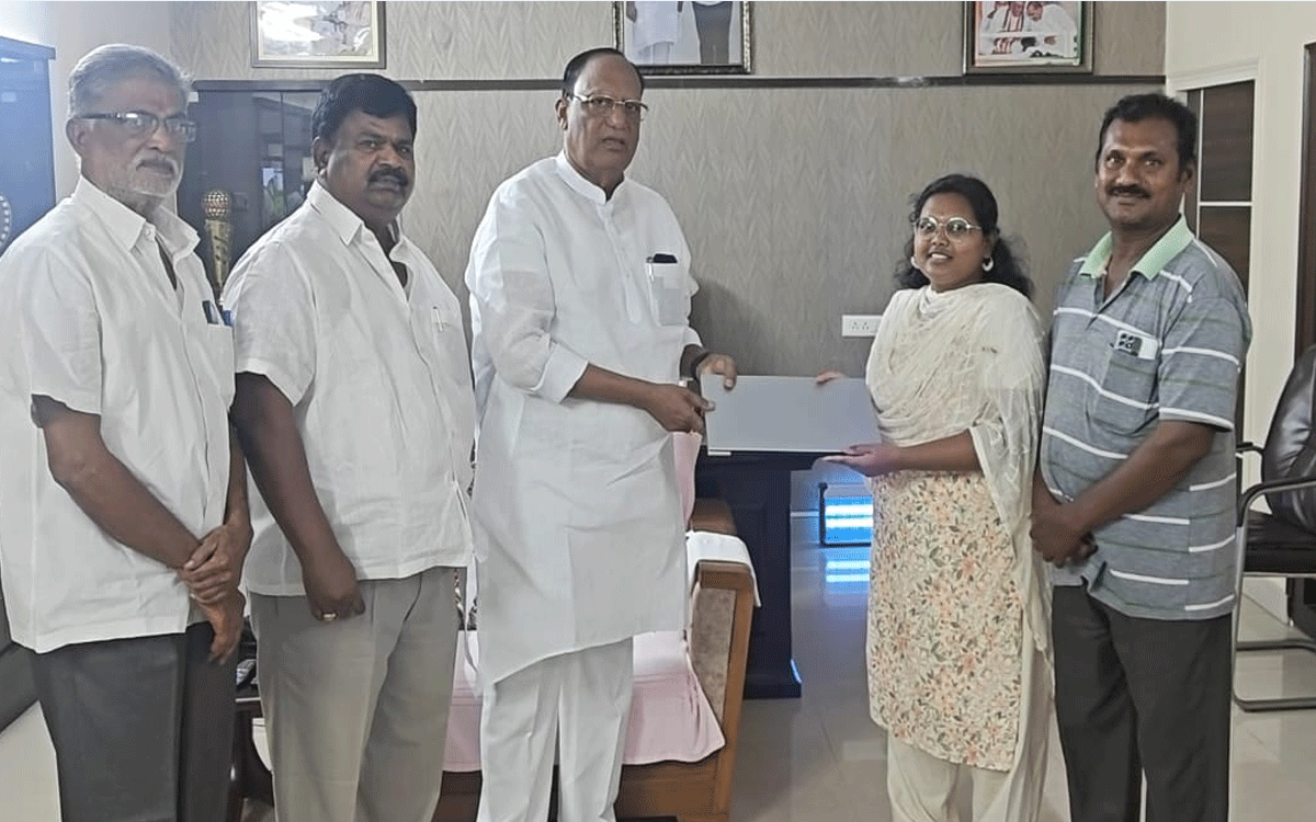 Nalgonda : నిరుపేద విద్యార్థినికి మండ‌లి చైర్మ‌న్ గుత్తా ల్యాప్‌టాప్‌ అందజేత