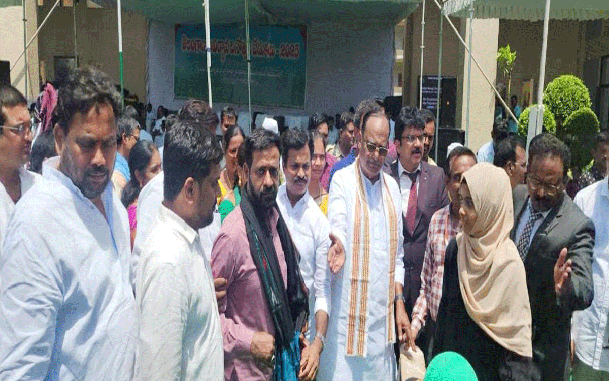 Sansthan Narayanapuram : విద్యార్థిని మ‌హావీశ్‌కు మండ‌లి చైర్మ‌న్ గుత్తా సైకిల్ బ‌హూక‌ర‌ణ‌