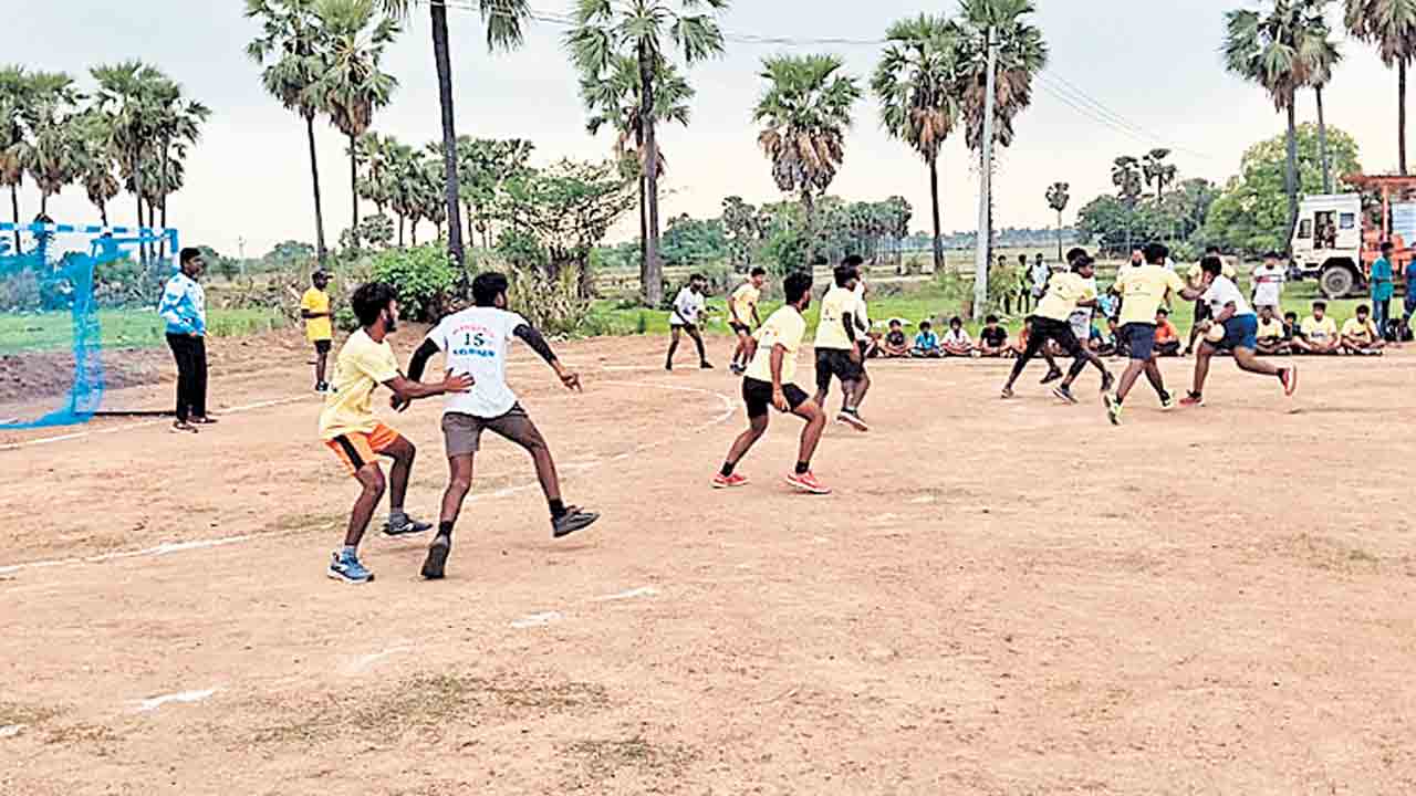 హోరాహోరీగా హ్యాండ్‌ బాల్‌ పోటీలు