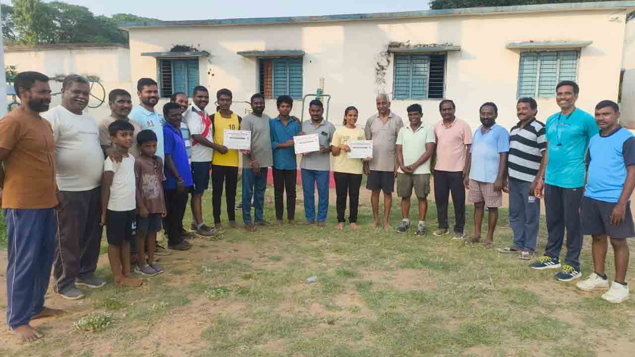 Eturnagaram | రాష్ట్ర స్థాయి జూనియర్ హ్యాండ్‌బాల్ పోటీల్లో గోల్డ్, సిల్వర్ మెడల్స్.. అభినందించిన వాకర్స్ అసోసియేషన్