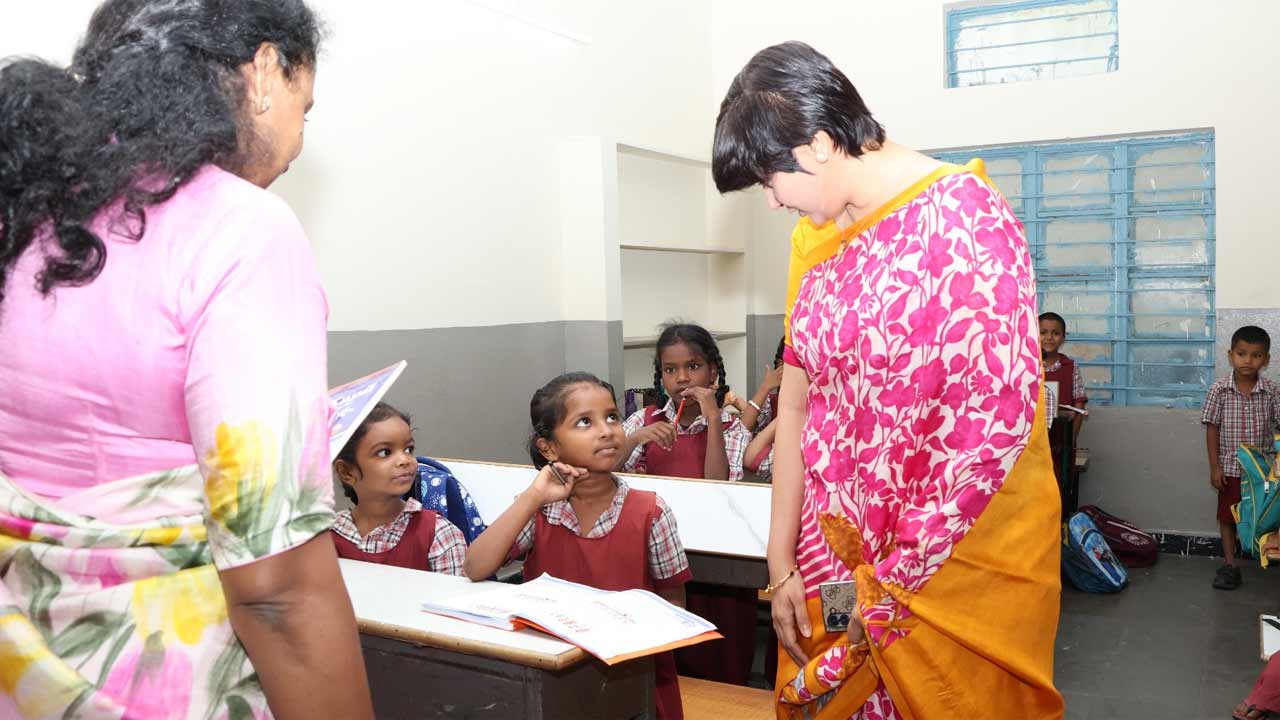 యూనిఫామ్స్‌.. నోట్‌బుక్స్‌ అందాయా.. బంజారాహిల్స్‌ సర్కార్‌ బడిలో కలెక్టర్‌ ఆకస్మిక తనిఖీ