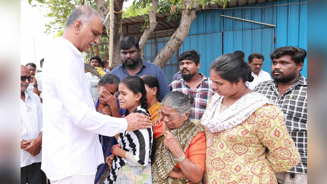 Harish Rao | మాజీ ఎంపీటీసీ భార్య మృతి.. పరామర్శించిన హరీశ్రావు