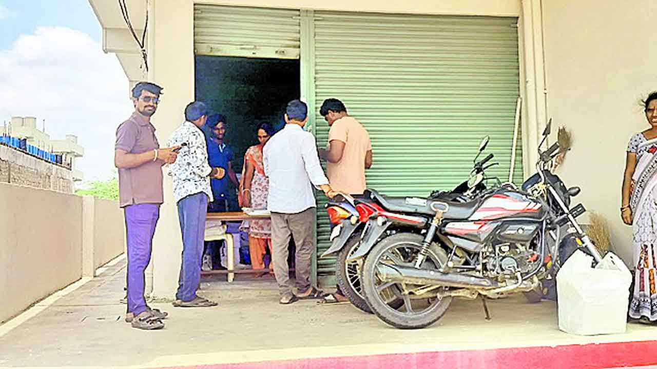 ప్రైవేటు స్కూళ్లలో అడ్డగోలు దోపిడీ