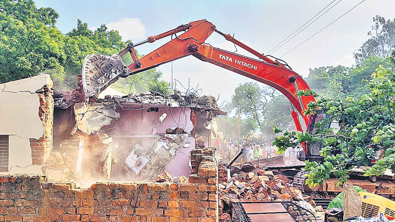 తెల్లవారుజామునే ఇండ్లపైకి 8 బుల్డోజర్లు.. పోలీస్‌ బందోబస్తు మధ్య ఆక్రమణల కూల్చివేత