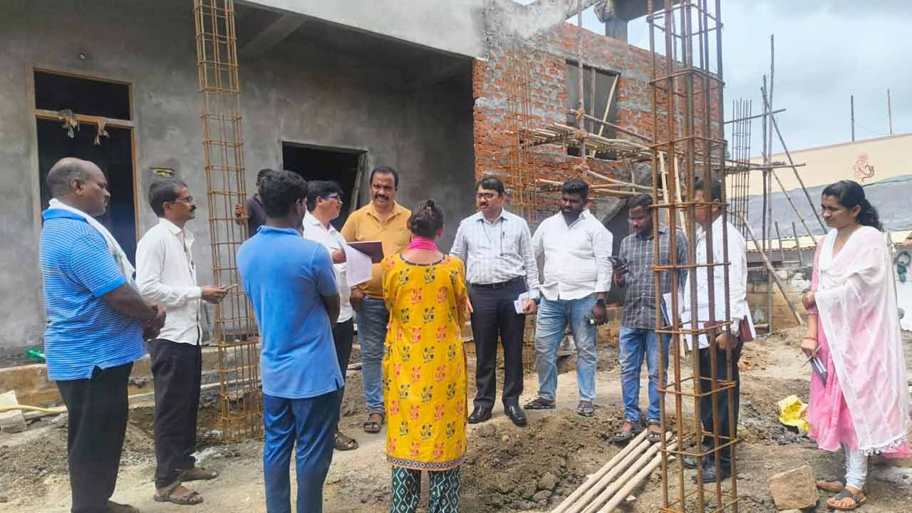ఇందిరమ్మ ఇండ్ల పనుల పురోగతిని తనిఖీ చేసిన హౌసింగ్ చీఫ్ ఇంజినీర్