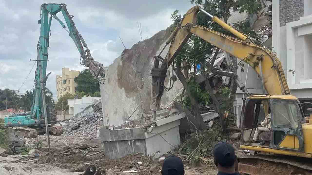 Alwal Lake | అల్వాల్‌ చెరువులో ఆక్రమణలు.. హైడ్రా కూల్చివేతలు