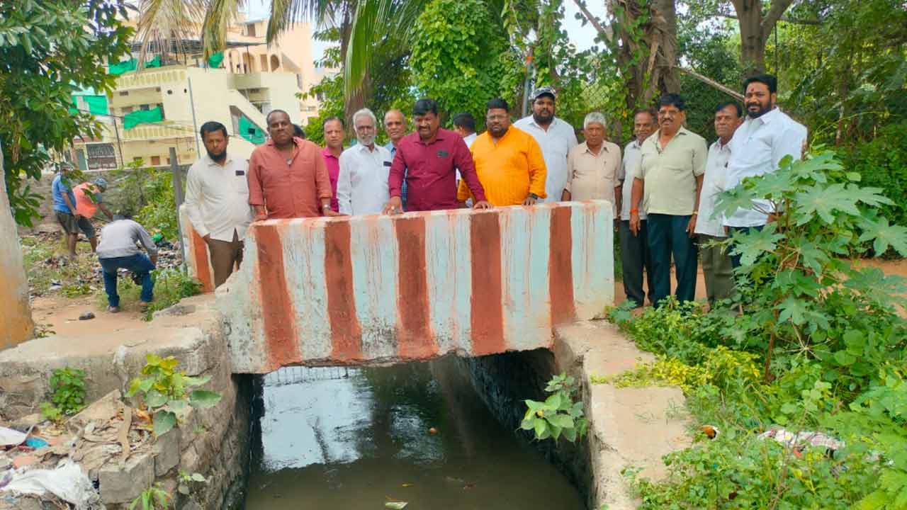 Hyderabad | కార్పొరేటర్ ధర్నా ఎఫెక్ట్.. రంగంలోకి హైడ్రాధికారులు