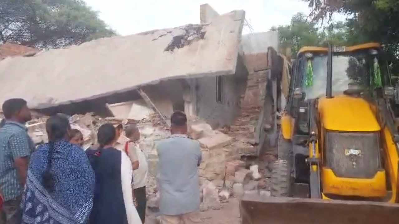 HYDRAA | చిన్న రాయుడు చెరువులో అక్రమ నిర్మాణాలపై హైడ్రా కొరడా