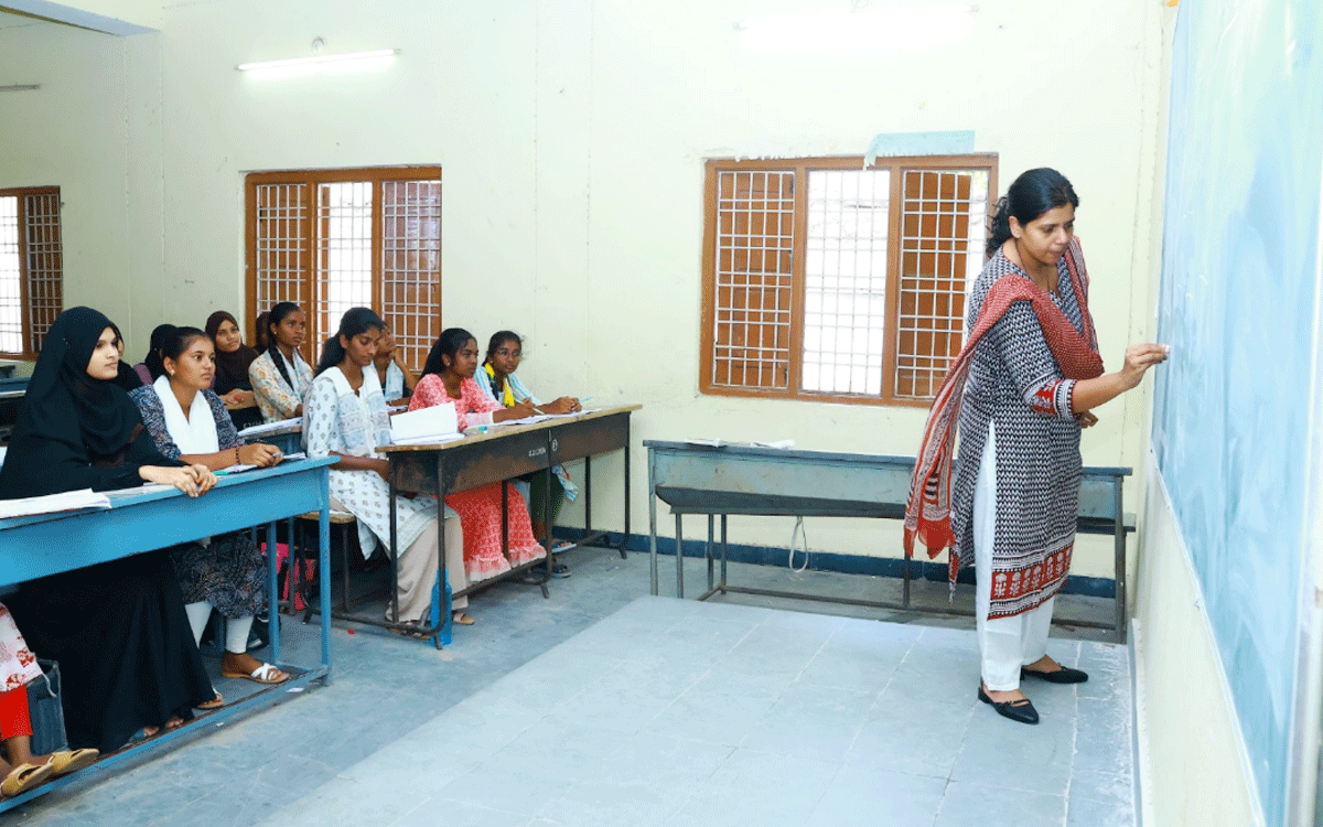 Nalgonda : విద్యార్థినుల‌కు క‌లెక్ట‌ర్ ఇలా త్రిపాఠి పాఠాలు