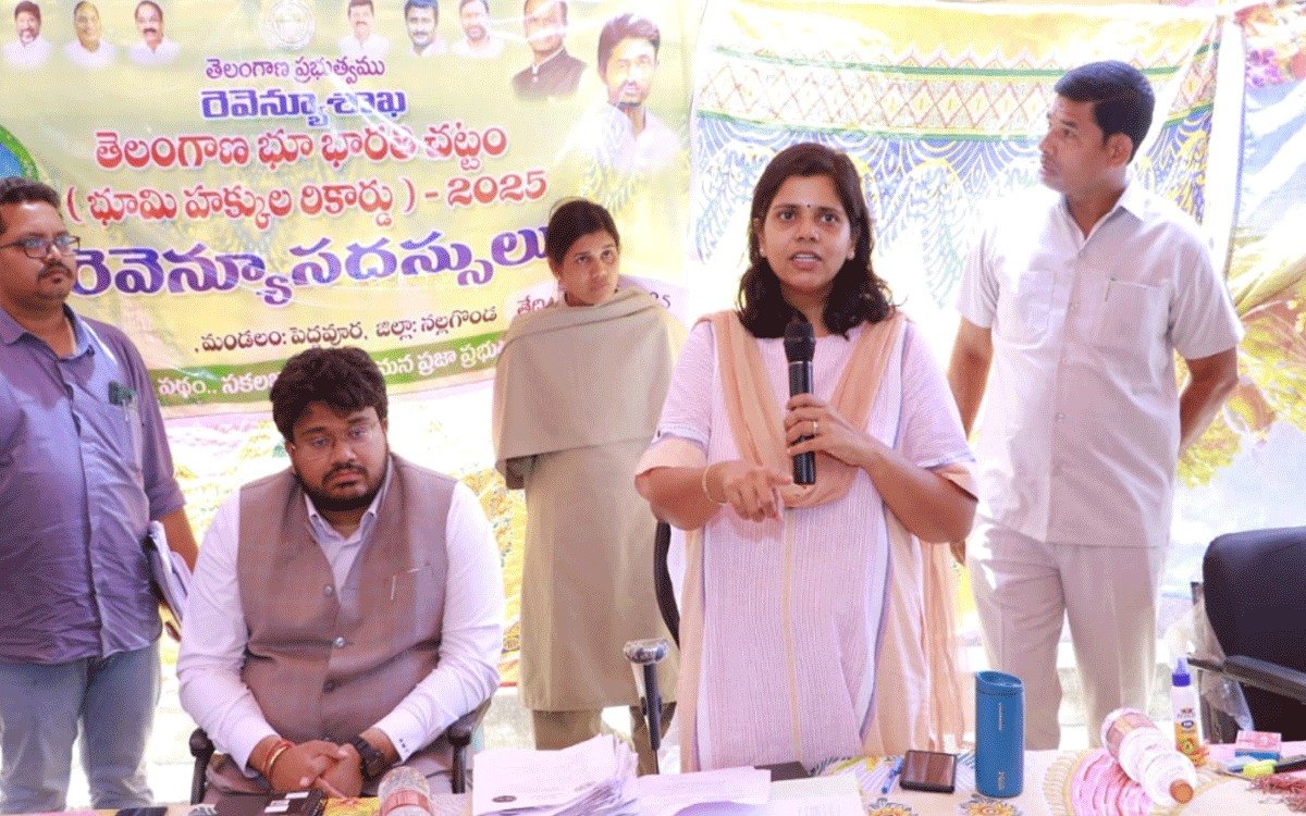 Peddavoora : భూ సమస్యల పరిష్కారానికే రెవెన్యూ సదస్సులు : కలెక్టర్‌ ఇలా త్రిపాఠి