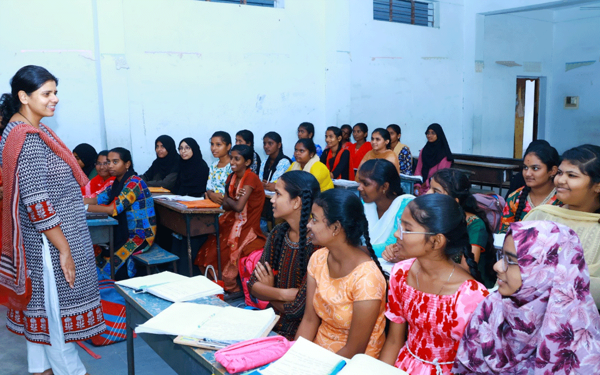 Nalgonda : విద్యార్థినుల‌కు క‌లెక్ట‌ర్ ఇలా త్రిపాఠి పాఠాలు