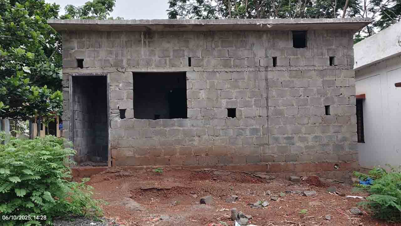 Sangareddy | అసంపూర్తిగా ఇందిరమ్మ మోడల్ ఇల్లు.. నిధుల లేమా? అధికారుల నిర్లక్ష్యమా?