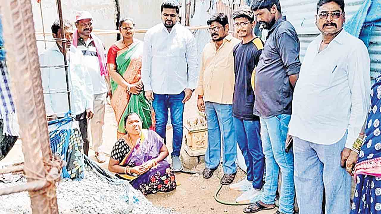 నీకు ఇందిరమ్మ ఇల్లు రాదు పో.. మా ఇండ్ల మీద పడి ఎందుకు ఏడుస్తున్నవ్‌?.. దివ్యాంగురాలిపై కాంగ్రెస్‌ ఎమ్మెల్యే రుసరుస