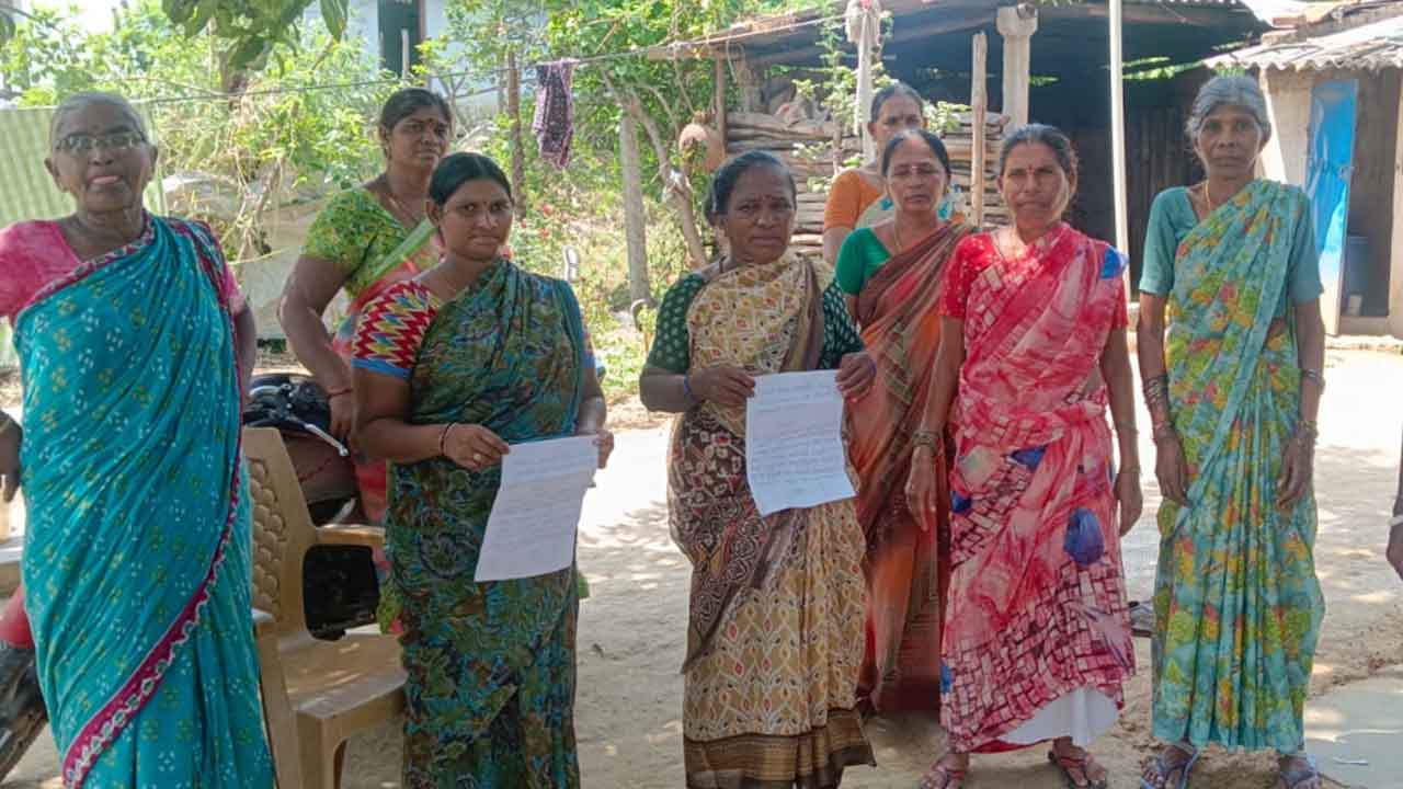 Indiramma houses | అనర్హులకు ఇందిరమ్మ ఇండ్లు ఇస్తే ఊరుకోం.. కమలాపురంలో పలువురి నిరసన