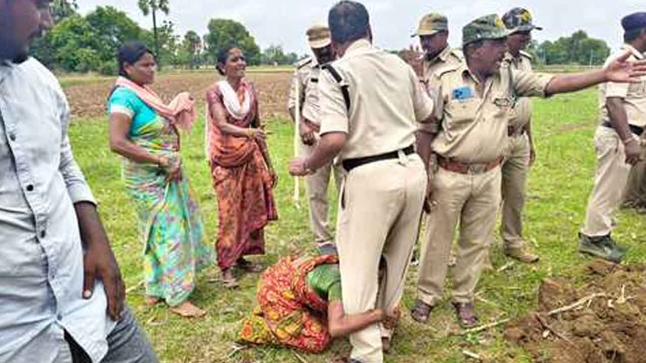 Inugurthi | గిరిజన రైతులు, అటవీ అధికారుల మధ్య వాగ్వాదం