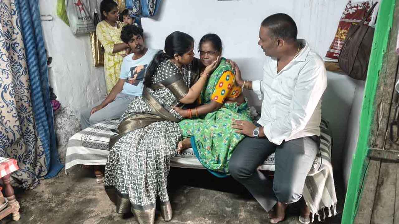 Jagithyala | రవీందర్ కుటుంబాన్ని పరామర్శించిన అడువాల జ్యోతి