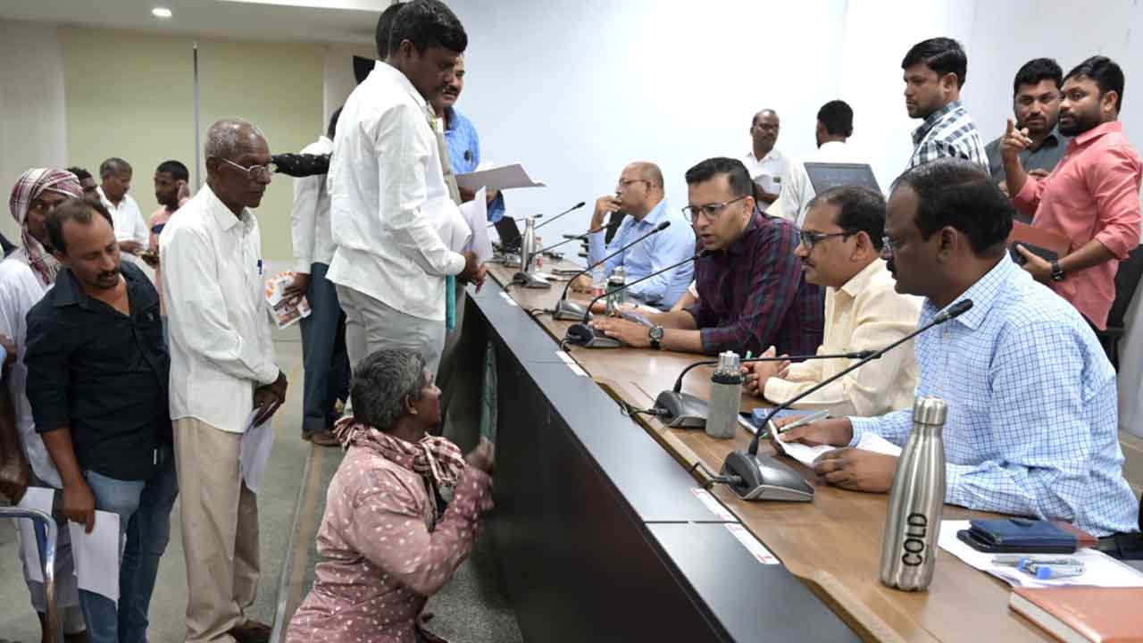 Collector Prateek Jain | అభివృద్ధి, సంక్షేమ పథకాలు ప్రజలకు అందేలా అధికారులు చూడాలి : కలెక్టర్‌ ప్రతీక్‌ జైన్‌