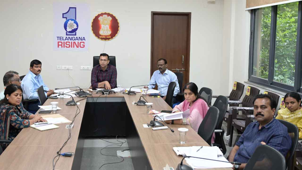 పాఠశాలలు ప్రారంభం అయ్యేలాగా యూనిఫాంలను అందజేస్తాం : కలెక్టర్‌ ప్రతీక్‌ జైన్‌