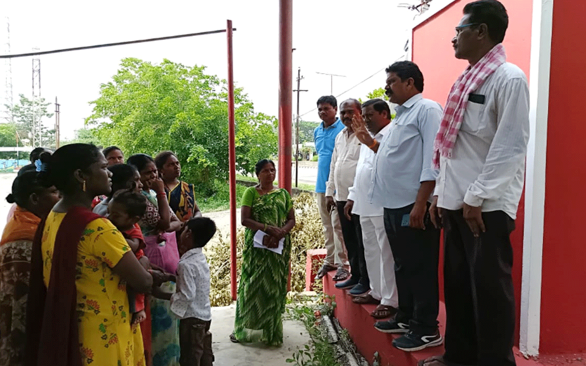 Ramavaram : ‘లోన్ల పేరుతో ఇబ్బందులు పెడుతున్న ప్రైవేట్ బ్యాంక్‌లపై చర్యలు తీసుకోండి’