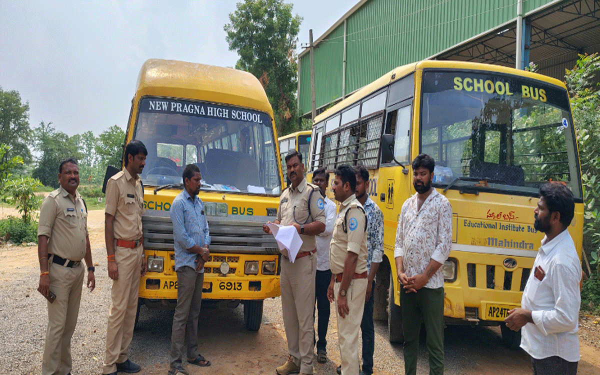 Kodada : పాఠ‌శాలల‌ బ‌స్సు డ్రైవ‌ర్లు రోడ్డు భ‌ద్ర‌తా నియ‌మాలు పాటించాలి : జిలాని