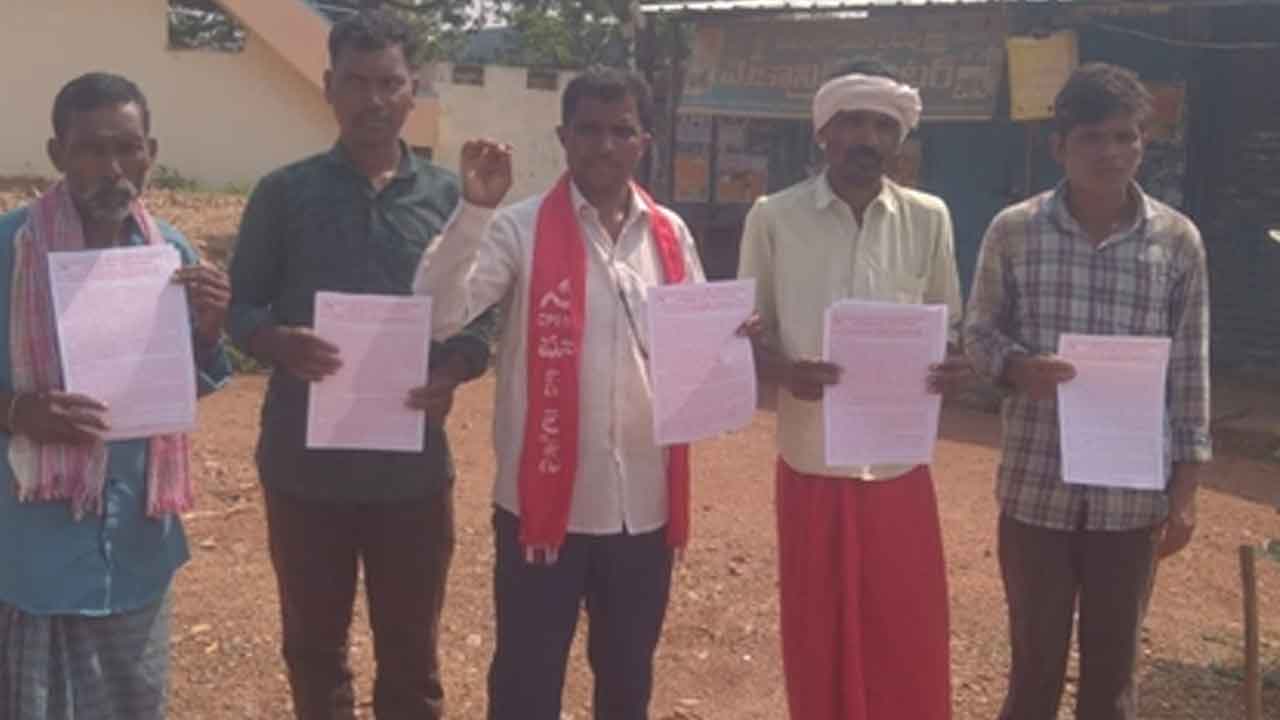 Six guarantees | ఆరు గ్యారంటీలను వెంటనే అమలు చేయాలి : జోగ రామయ్య