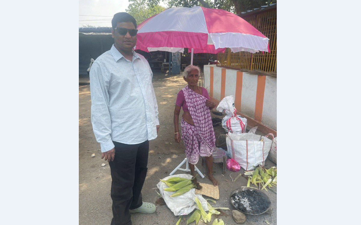 Ramavaram : ఫుట్పాత్ వ్యాపారులకు స్టాండ్ గొడుగుల వితరణ