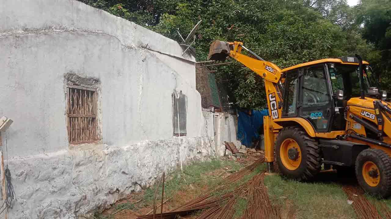 ఎల్లారెడ్డిగూడ‌లో అక్రమణలకు చెక్.. 1533 గజాల పార్కు స్థలానికి విముక్తి..