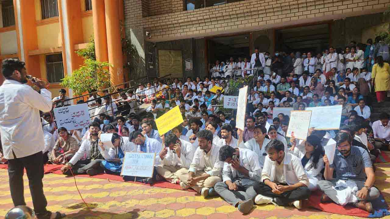 Junior Doctors | ఈ నెల 30 నుంచి జూనియ‌ర్ డాక్ట‌ర్‌ల ధర్నా..