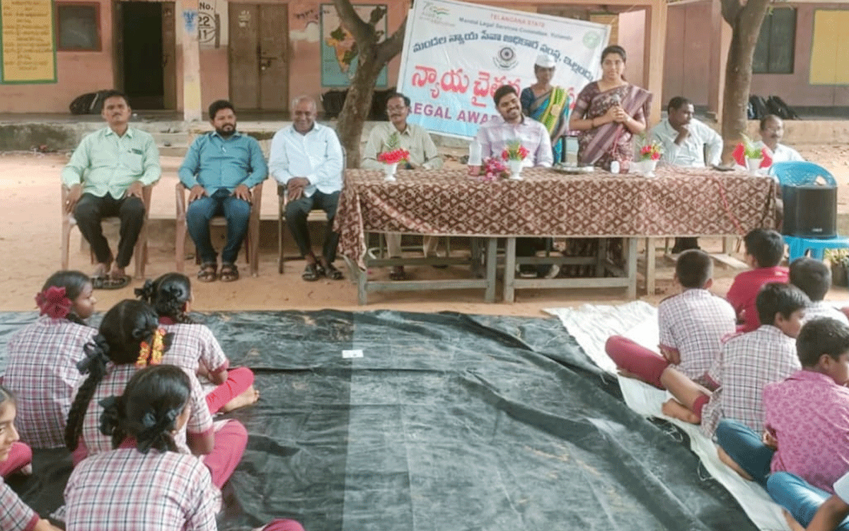 Yellandu : అపరిచిత వ్యక్తులతో అప్రమత్తంగా ఉండాలి : జడ్జి కీర్తి చంద్రికరెడ్డి