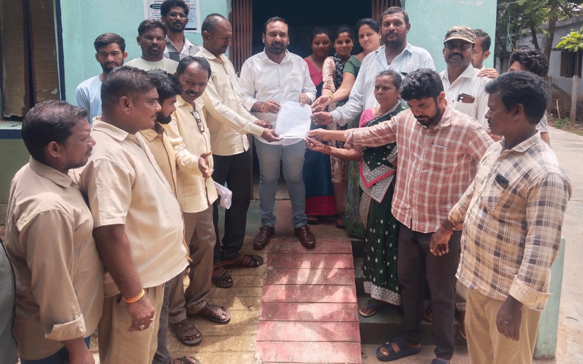 Julurupadu : పంచాయ‌తీ కార్మికులకు జీతాలు అందజేయాలని ధర్నా