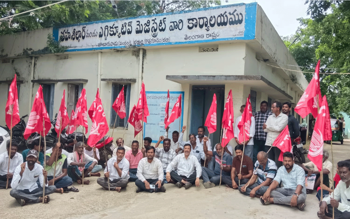 Julurupadu : ఇందిర‌మ్మ ఇండ్ల అవ‌క‌త‌వ‌క‌ల‌పై సీపీఐ ధ‌ర్నా