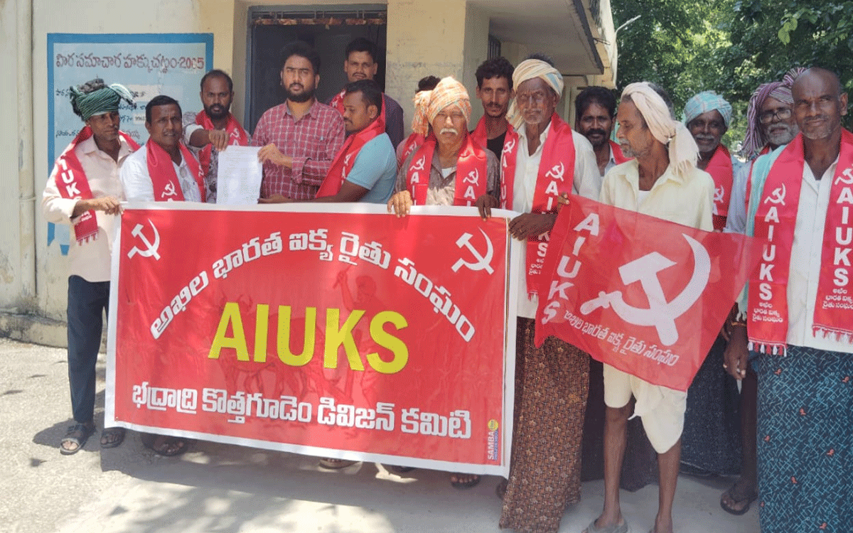 Julurupadu : సబ్సిడీపై విత్తనాలు, ఎరువులు అందించాలని రైతుల ధర్నా