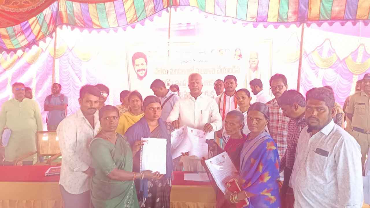 MLA Kadiyam Srihari | ఇందిరమ్మ ఇండ్ల మంజూరు పత్రాలు అందజేసిన ఎమ్మెల్యే కడియం శ్రీహరి