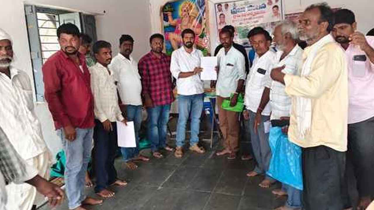 Kalher | పంటలు పండించుకుంటున్నాం పట్టాలు ఇవ్వండి