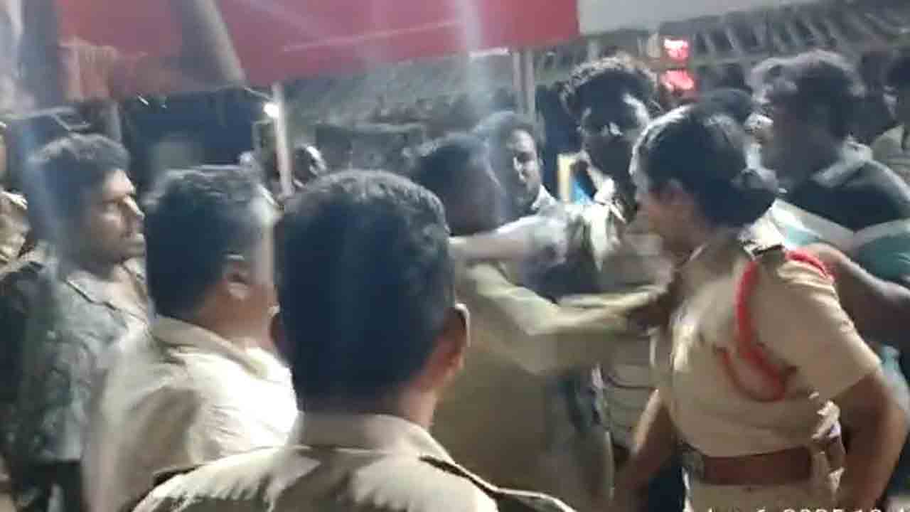 Congress Leader | మహిళా ఎస్‌ఐపై చేయి చేసుకున్న కాంగ్రెస్‌ నేత.. వీడియో