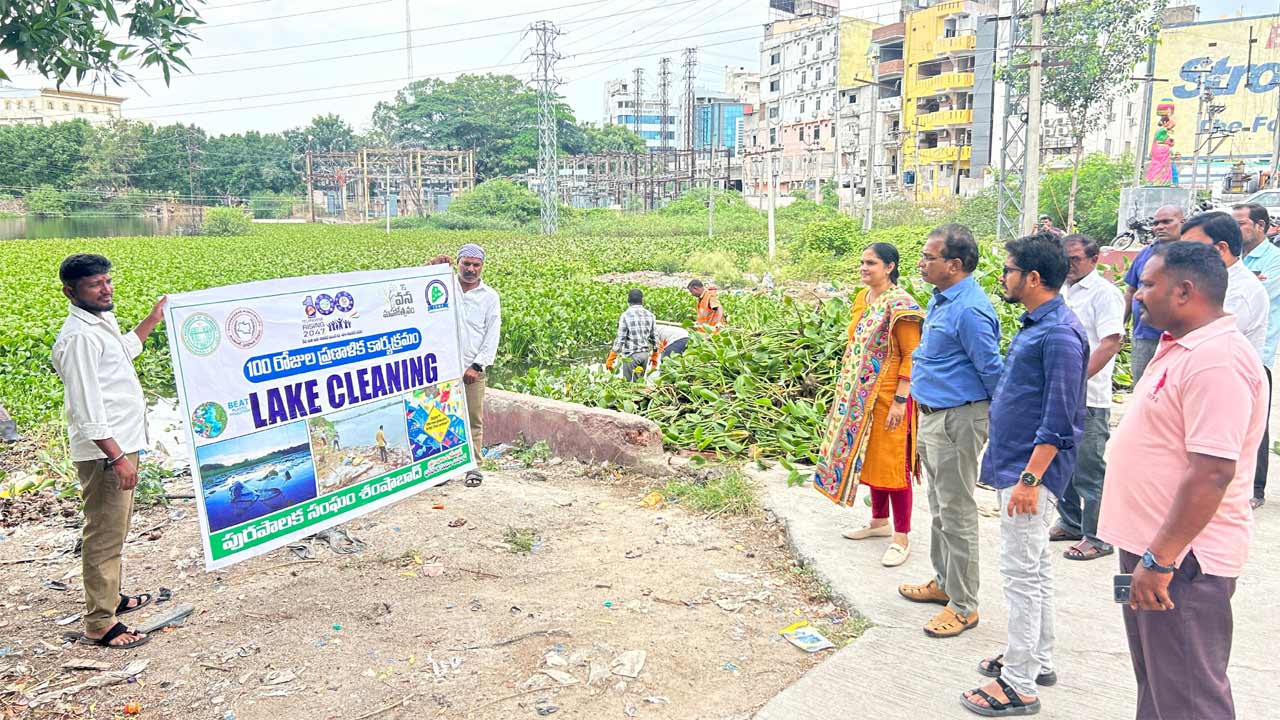 Shamshabad | శంషాబాద్ కాముని చెరువులో గుర్రపు డెక్క తొలగింపు