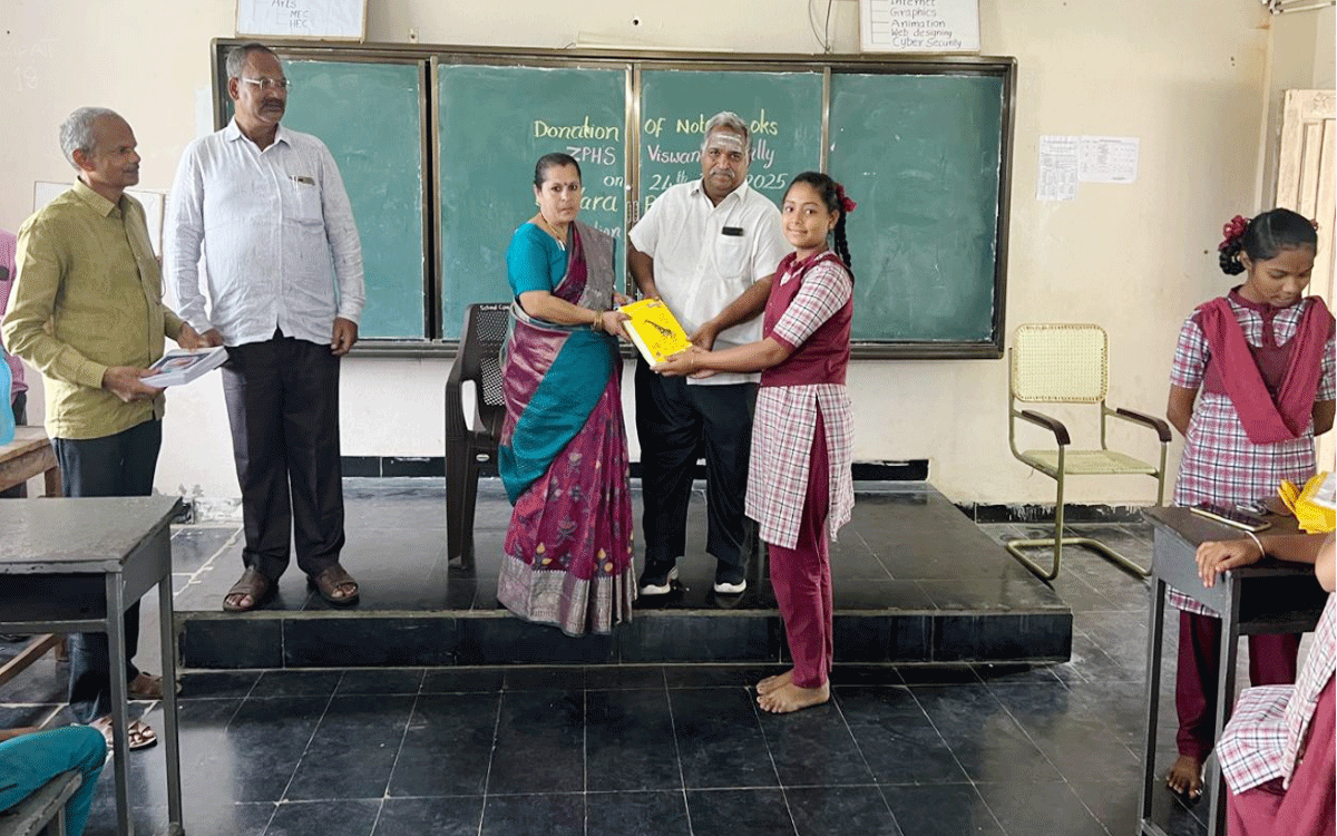 Karepalli : విద్యార్థులకు నోటు పుస్తకాలు పంపిణీ