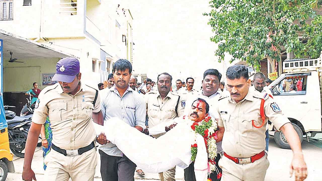 బీఆర్‌ఎస్‌పై పోలీసుల అత్యుత్సాహం..!