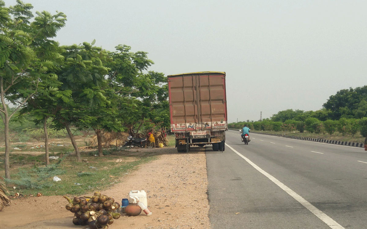Kattangur : ప్ర‌మాదాల‌కు కార‌ణ‌మౌతున్న‌ భారీ వాహనాల నిలిపివేత
