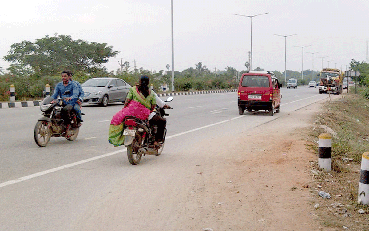 Kattangur : అసంపూర్తిగా సర్వీస్‌ రోడ్డు.. ప్రయాణికుల అవస్థలు