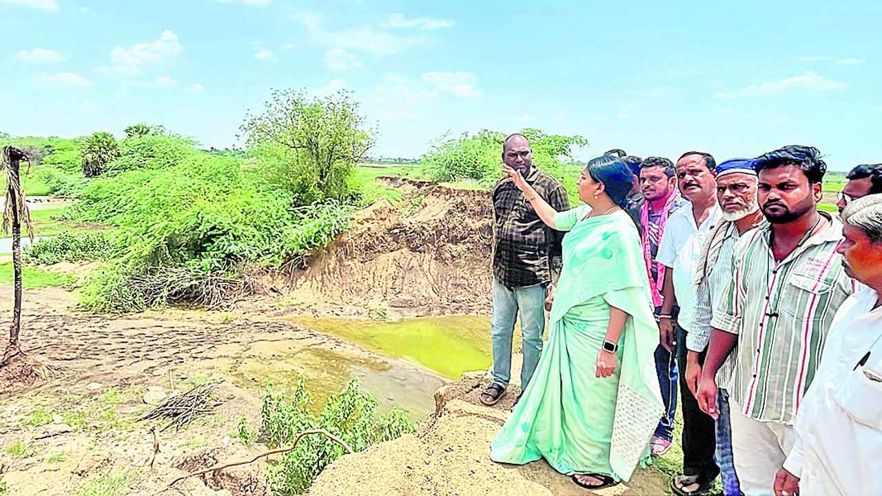 కట్ట తెగి తొమ్మిది నెలలైనా పట్టించుకోరా?