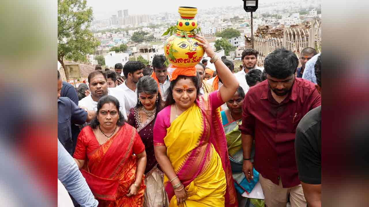 MLC Kavitha | గోల్కొండ జగదాంబిక మహంకాళి అమ్మవారికి బోనమెత్తిన ఎమ్మెల్సీ కవిత