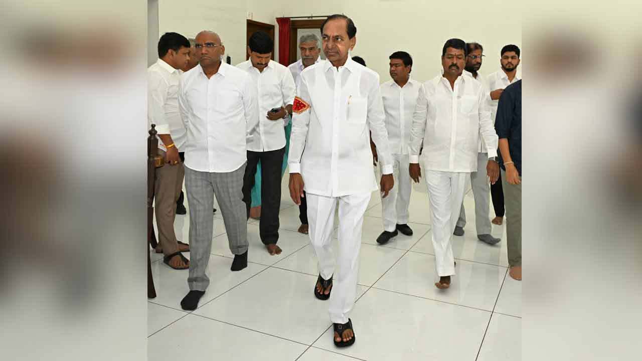 KCR | ఎర్ర‌వ‌ల్లి నుంచి బ‌య‌ల్దేరిన కేసీఆర్.. మ‌రికాసేప‌ట్లో బీఆర్‌కే భ‌వ‌న్‌కు..