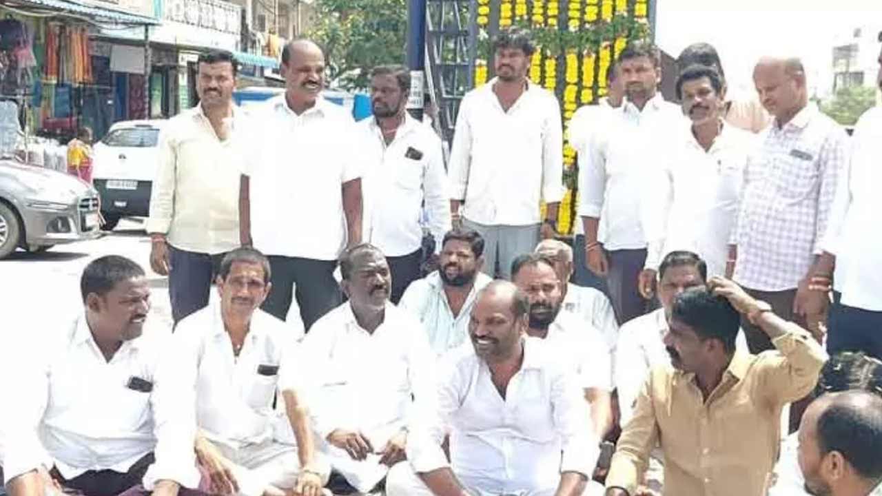 Keesara | కీసర వార్డు కార్యాలయం మార్చితే సహించేది లేదు….కీసరలో ప్రభుత్వానికి వ్యతిరేకంగా ధర్నా