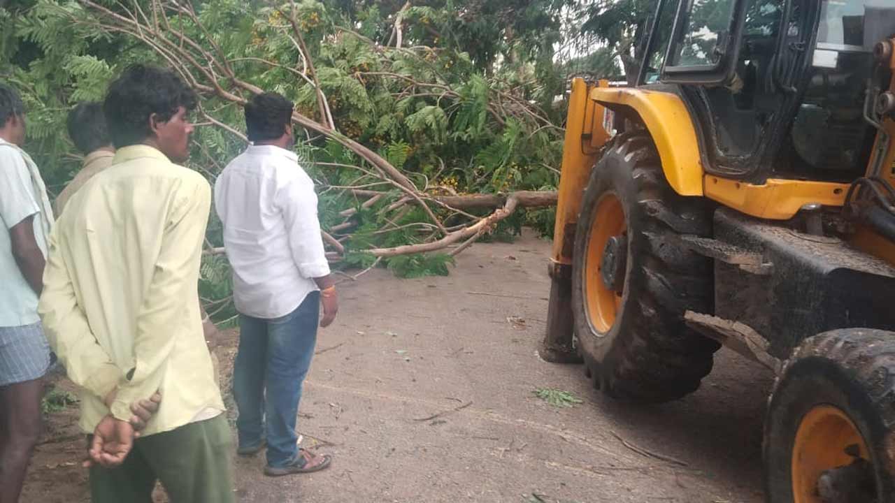 Keshampet | కేశంపేట మండలపరిధిలో విరిగిపడిన చెట్ల తొలగింపు
