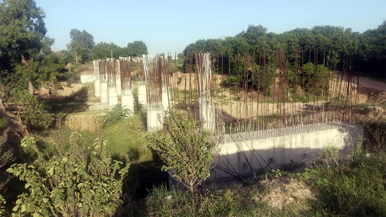 వంతెన నిర్మాణానికి మోక్షమెప్పుడో.. ఏళ్లుగా ఎదురు చూస్తున్న పల్లె ప్రజలు