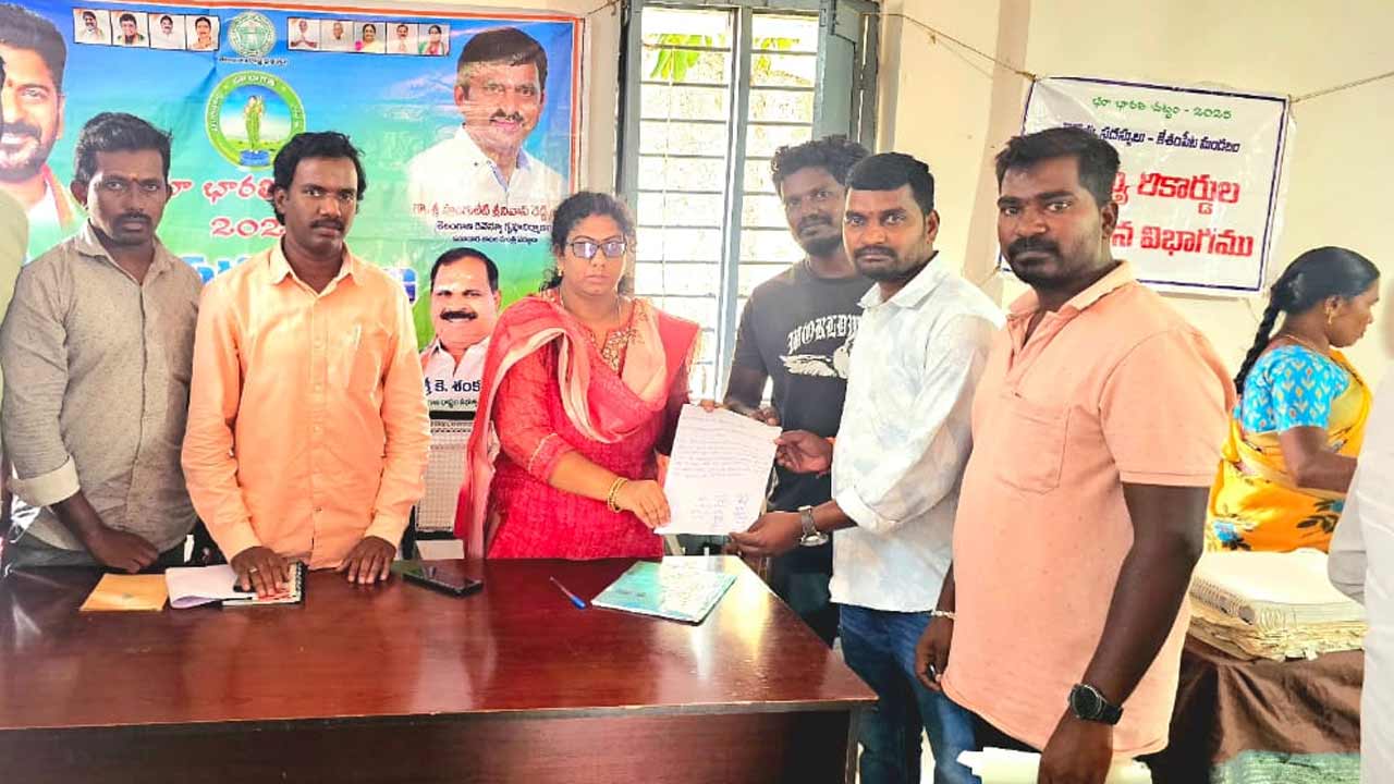 చింతకుంటపల్లిలో ప్రభుత్వ భూమిని కబ్జా చేసిన కాంగ్రెస్‌ నేత.. డిప్యూటీ తహసీల్దార్‌కు ఫిర్యాదు