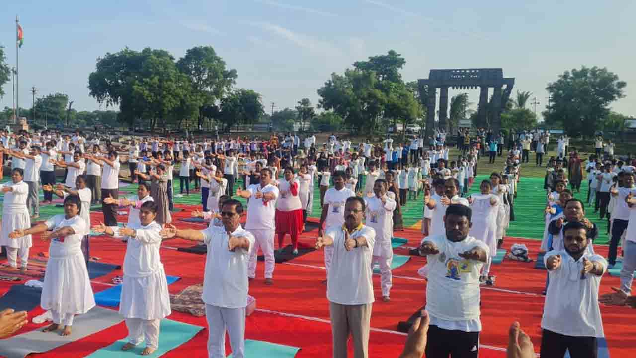 Khila Warangal | చారిత్రక ఖిల్లాలోయోగా పరిమళం.. ఆకట్టుకున్న యోగాసనాలు